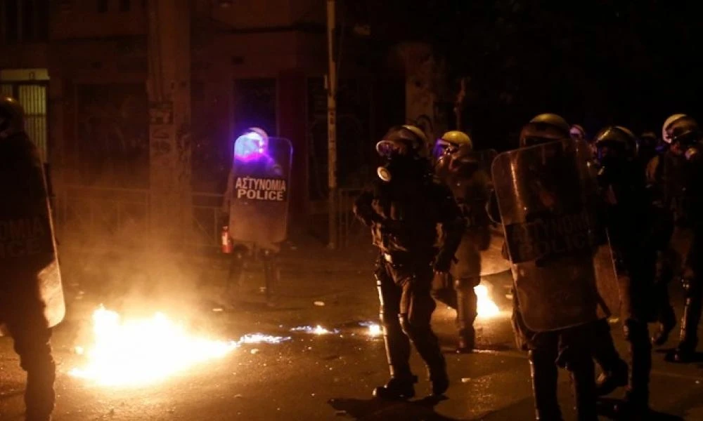 Εξάρχεια: Επίθεση με πέτρες και μάρμαρα σε ΜΑΤ – Τραυματίας αστυνομικός, μία σύλληψη